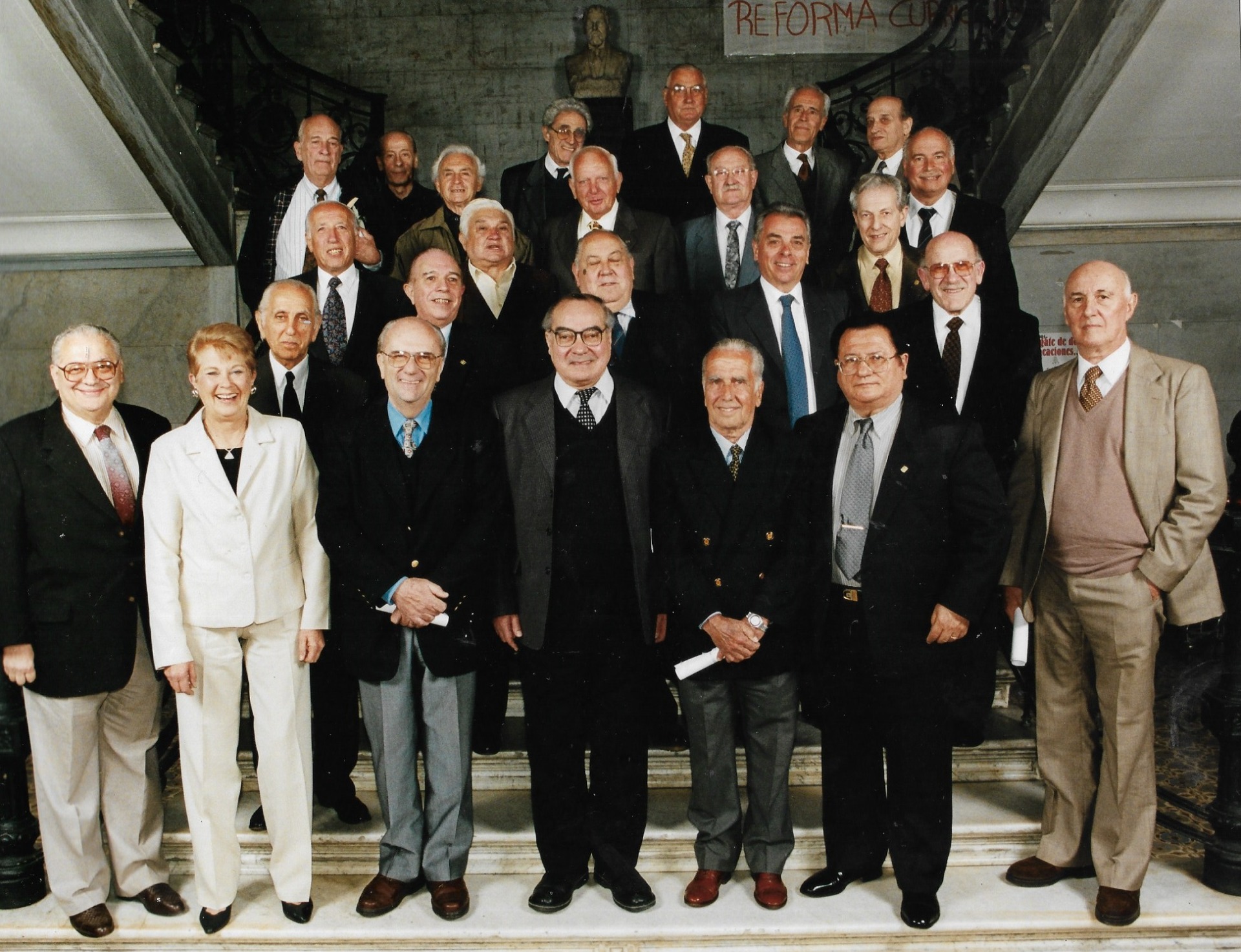 Etrega de medalla por los 50 años de egresados. Colegio Carlos Pellegrini. Año 2003